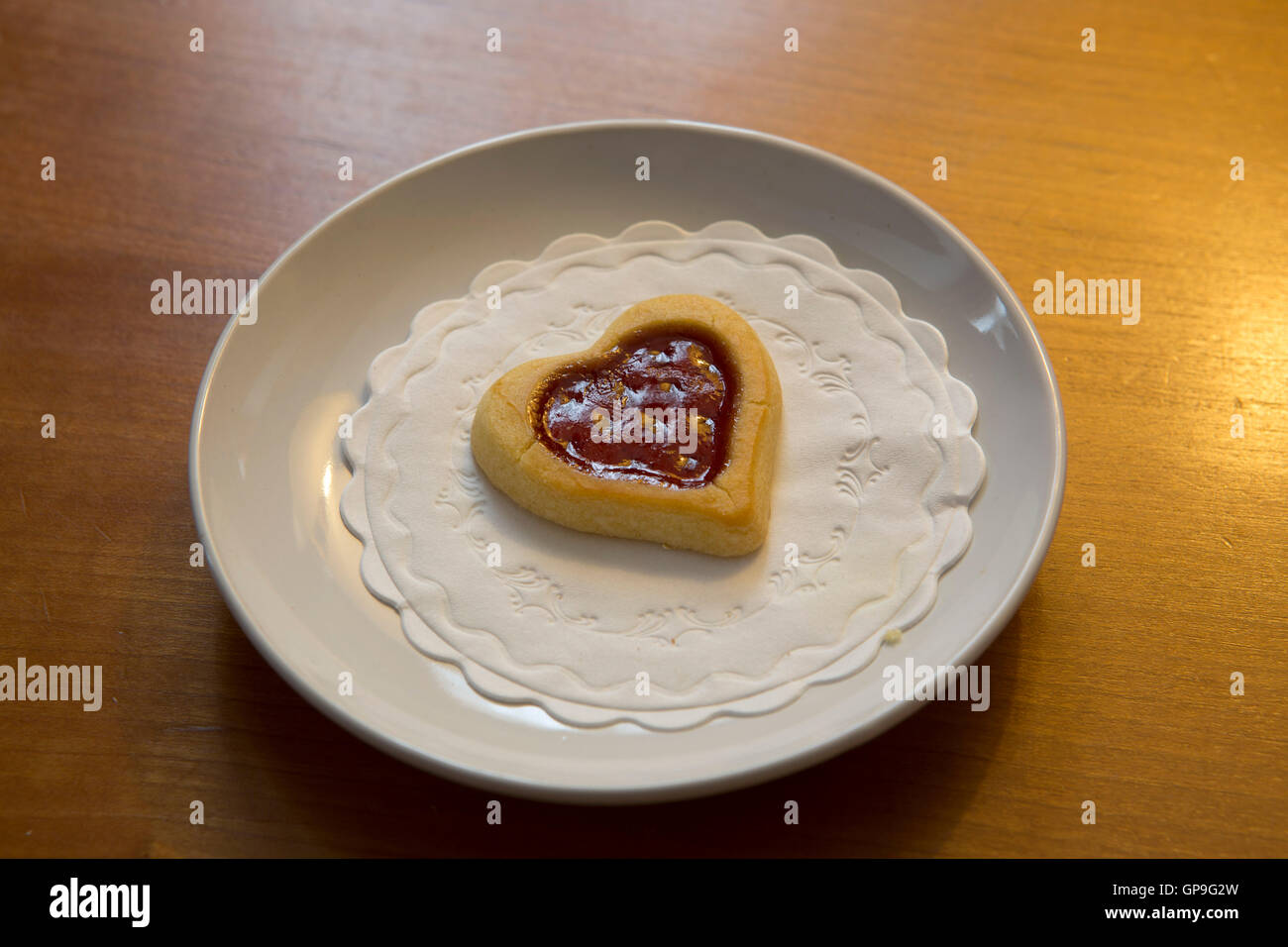 A heart-shaped biscuit servita a Dresda, in Germania. Il cookie viene riempito con la marmellata. Foto Stock