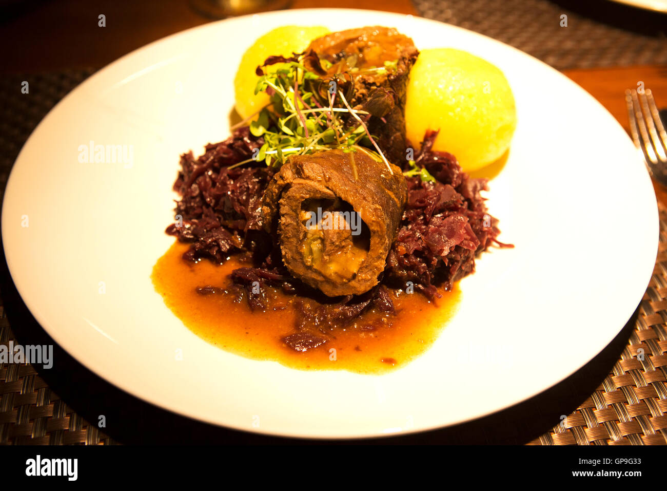 Un involtino di carne bovina è servita nella città di Gotha, Germania. Il piatto viene servito con cavolo rosso e gnocco di patate. Foto Stock