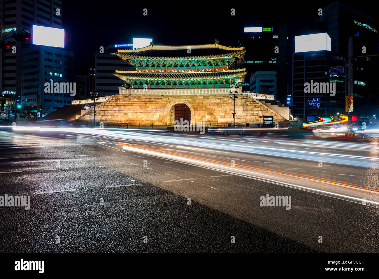 Corea,il traffico sfuma passato porta Namdaemun a Seul, in Corea del Sud. Foto Stock
