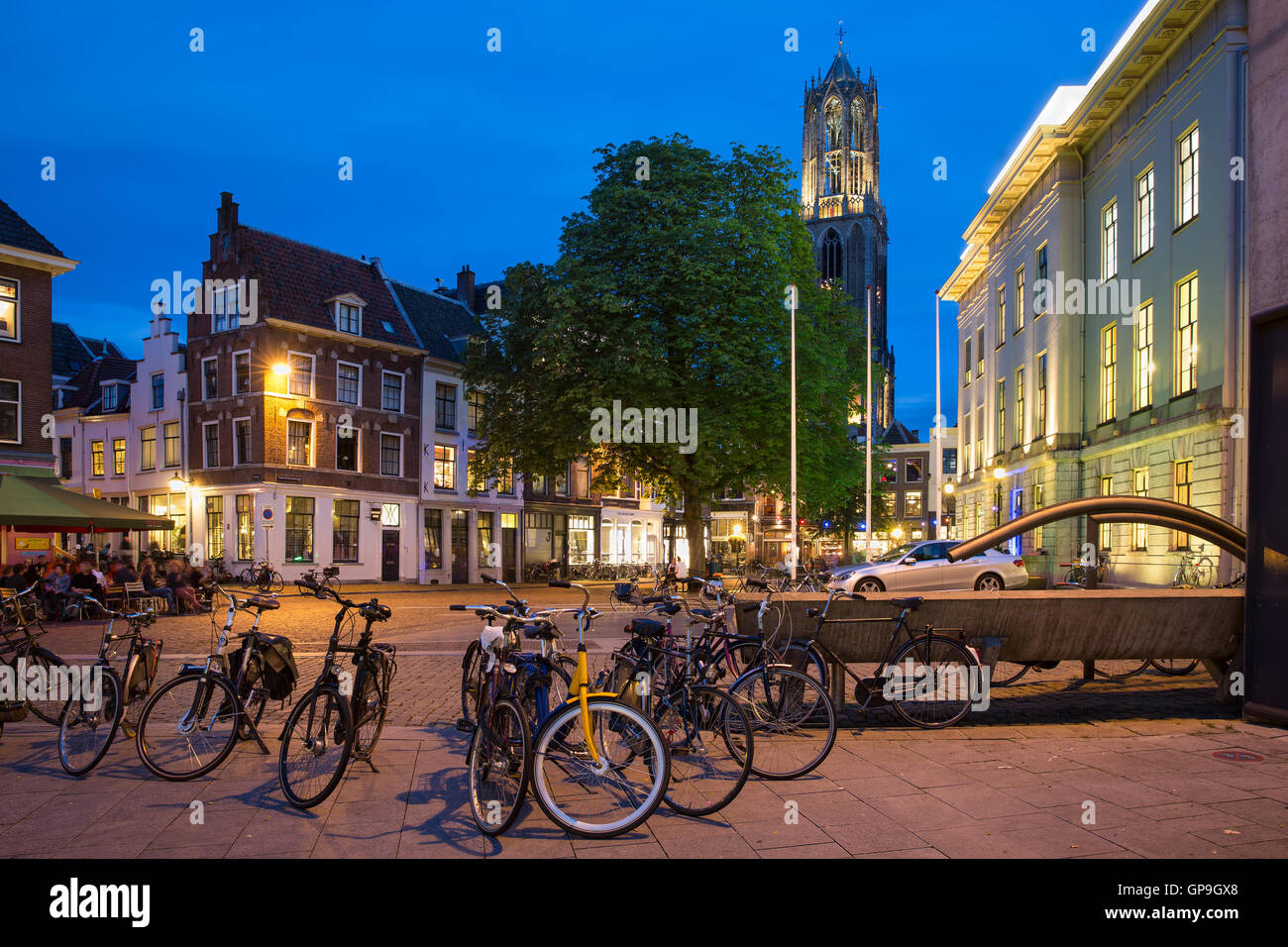 Le biciclette parcheggiate in serata nei pressi di torre di Dom il 30 giugno 2016 nel centro di Utrecht, Paesi Bassi Foto Stock