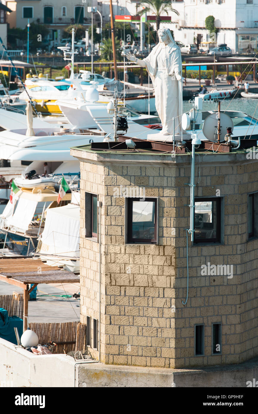 La statua della Madonna nel porto di Casamicciola Ischia Foto Stock
