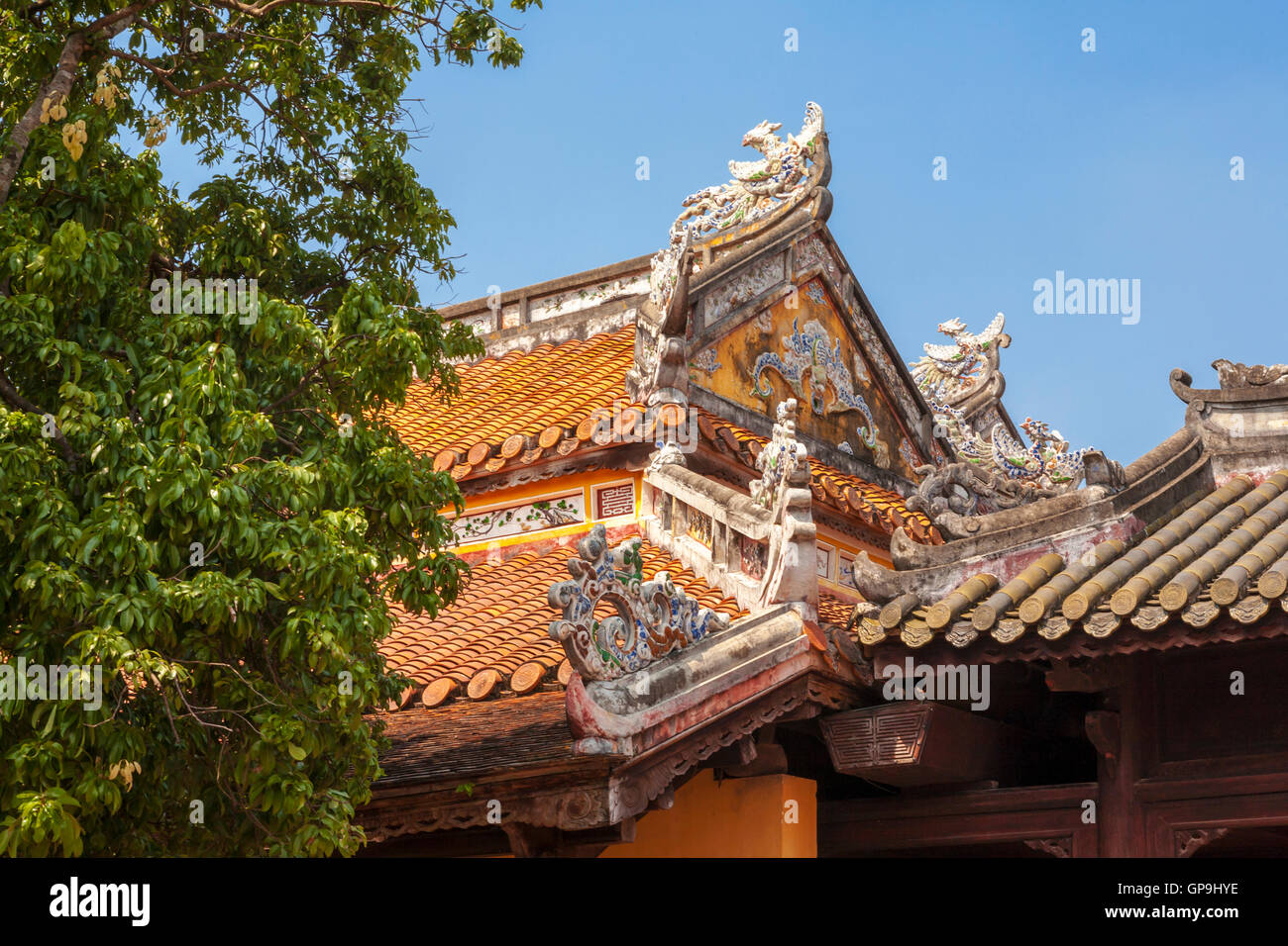 Elaborare i dettagli del tetto, Dien Tho Palace, Città Imperiale, Tonalità Viet Nam Foto Stock