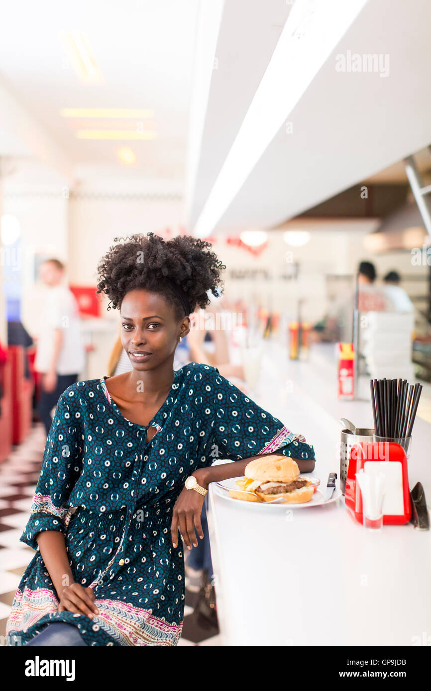 Giovane africano donna americana nel diner Foto Stock