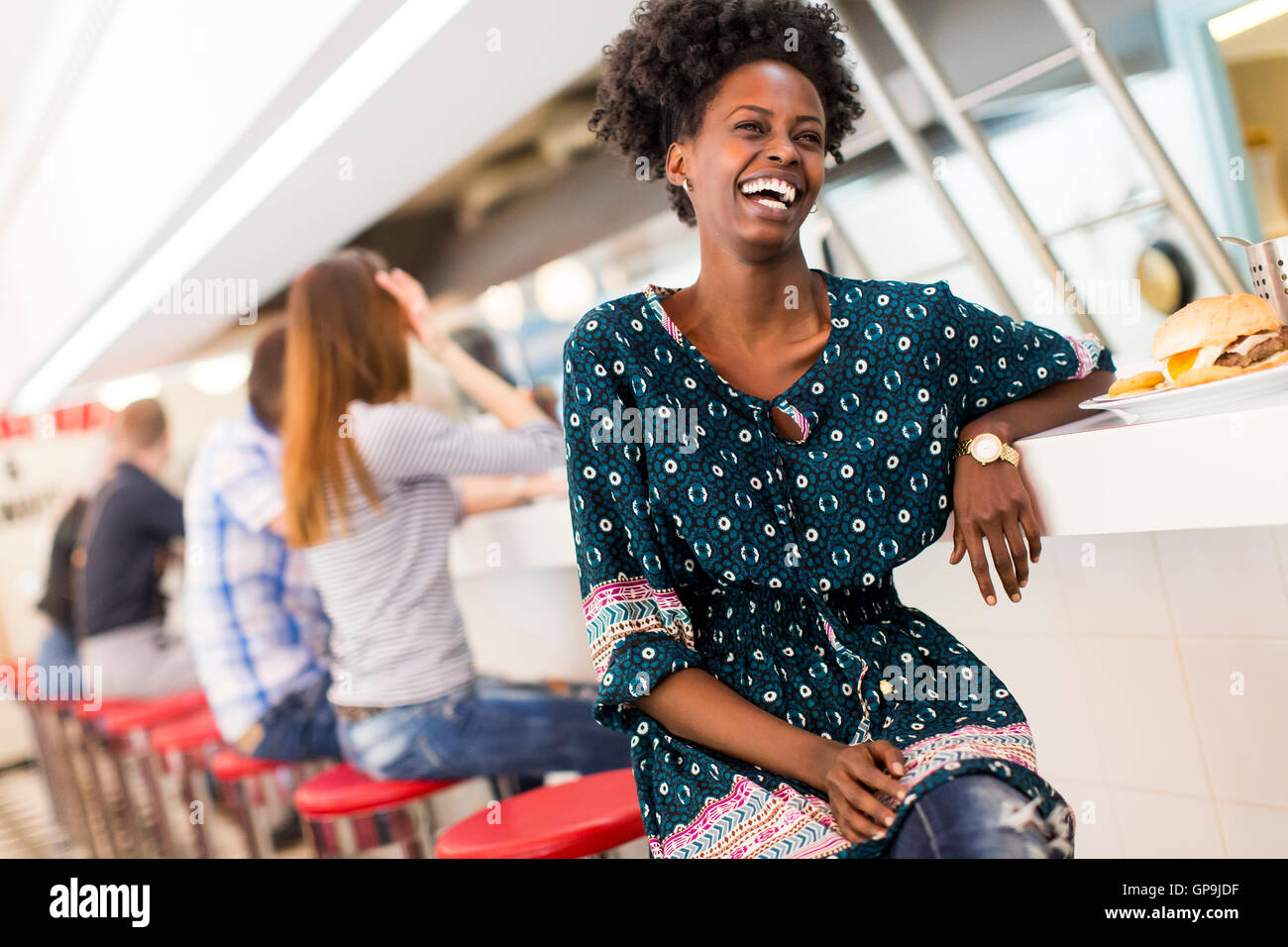 Giovane africano donna americana nel diner Foto Stock
