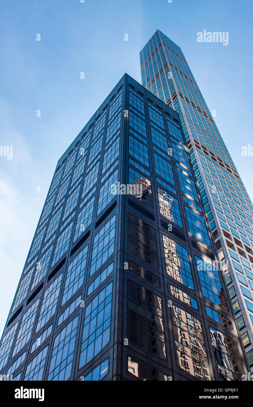 Vista in edifici moderni nella città di New York Foto Stock
