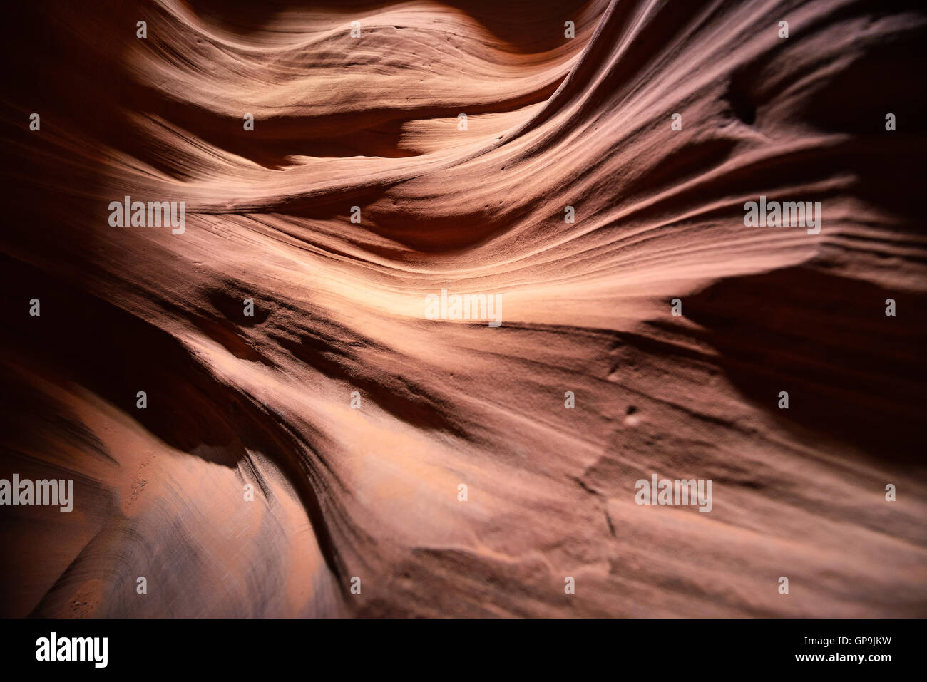 Sabbia rossa roccia erosa dall'acqua e dal vento all'interno della grotta di montagna. Antelope Canyon. Arizona America. Stati Uniti d'America. Grand Canyon zona geologica Foto Stock