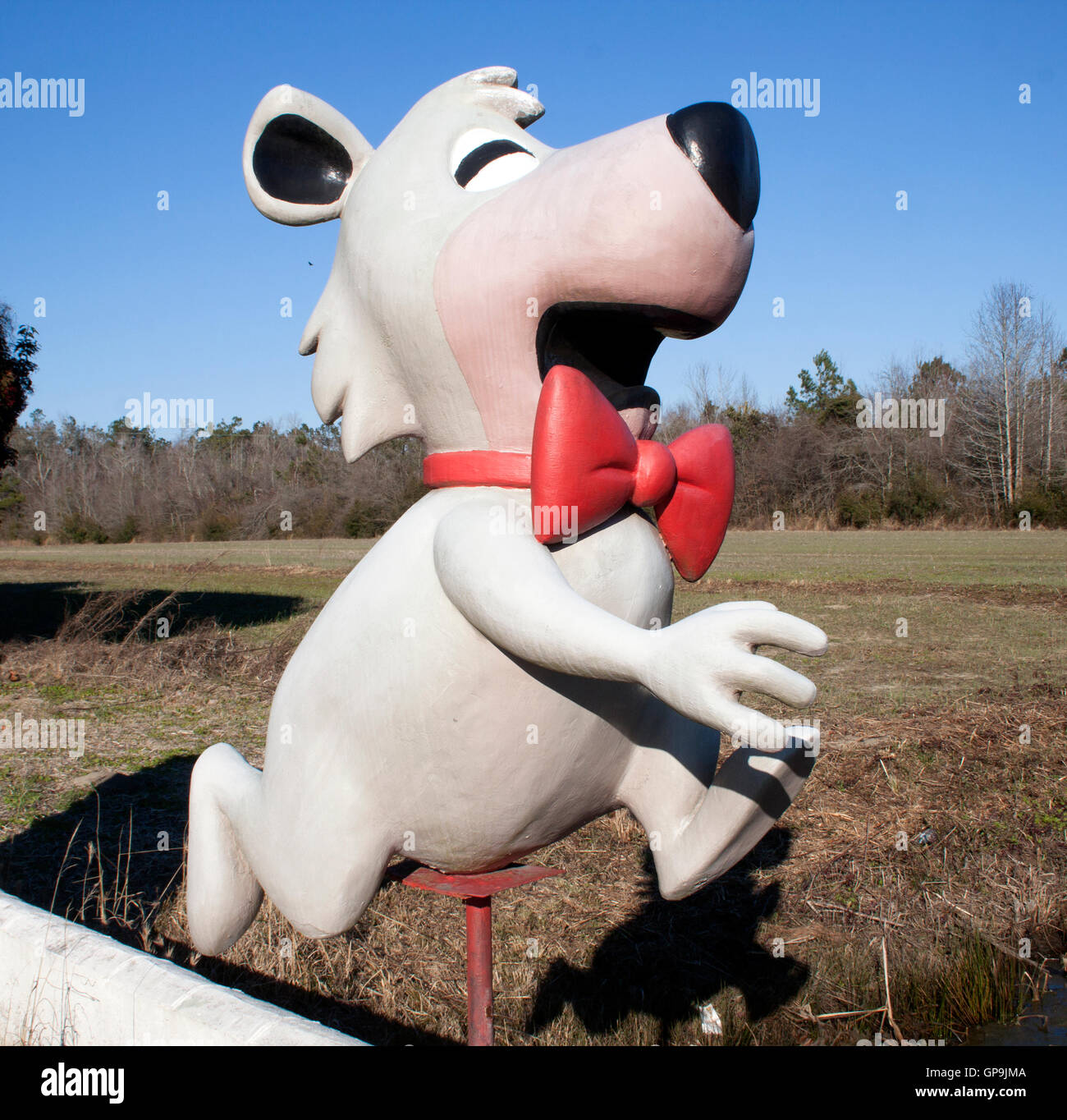 Statua dell'orso Boo-Boo a Bolton, North Carolina, la fedele spalla di Yogi è pronta con il fascino dei cartoni animati e le vibrazioni da picnic. Foto Stock