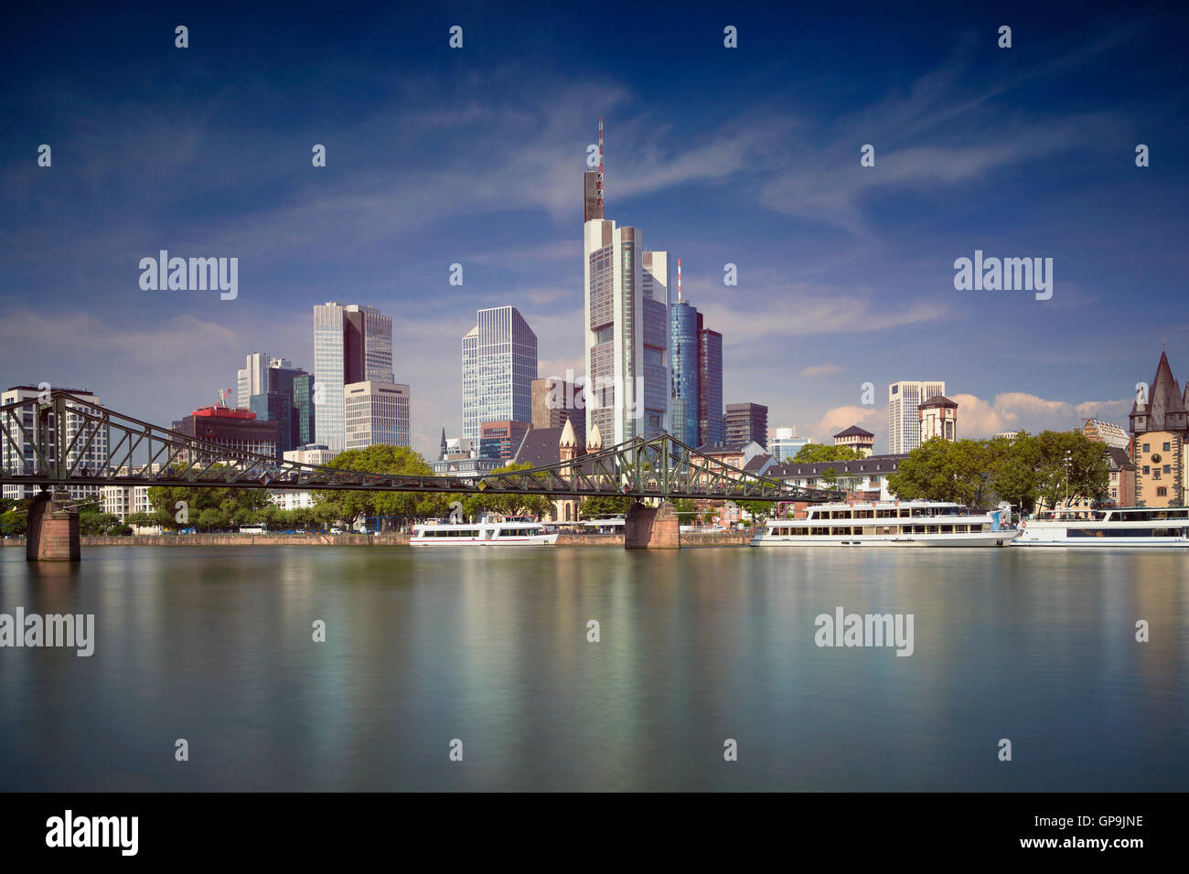 Frankfurt am Main. Immagine della skyline di Francoforte durante la giornata di sole. Foto Stock