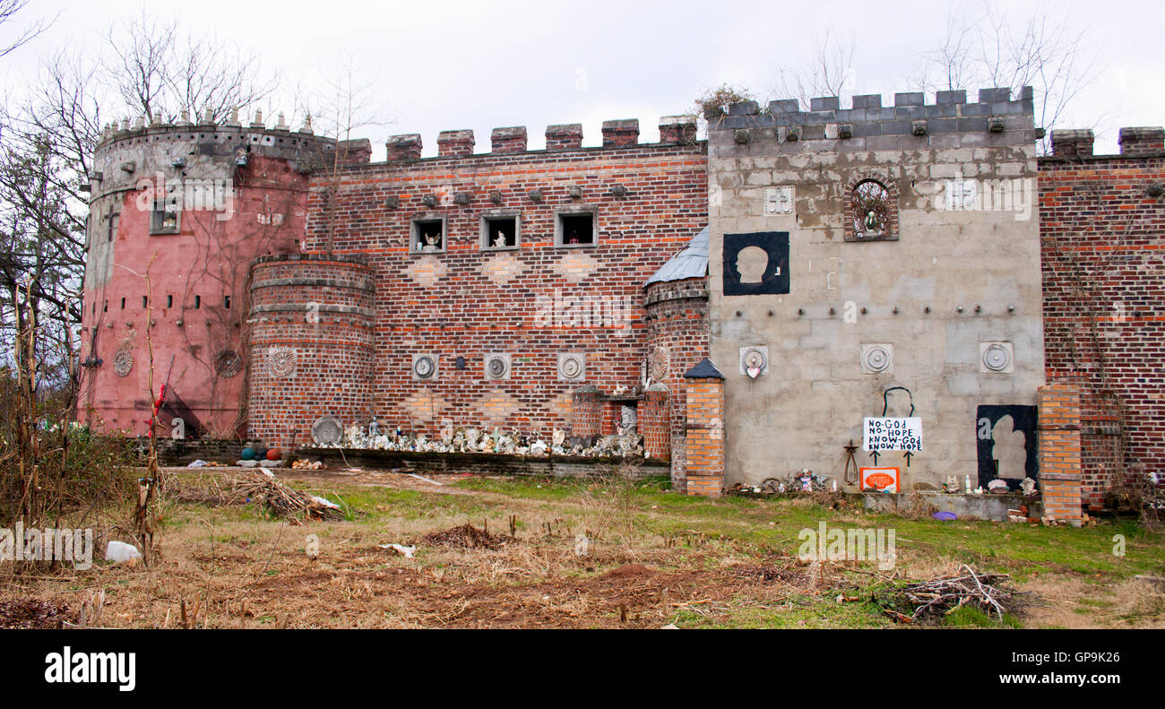 Nella piccola città di Greenback, Tennessee, Floyd 'Junior' Banks ha costruito la "Fortezza della fede", una struttura a castello. Foto Stock