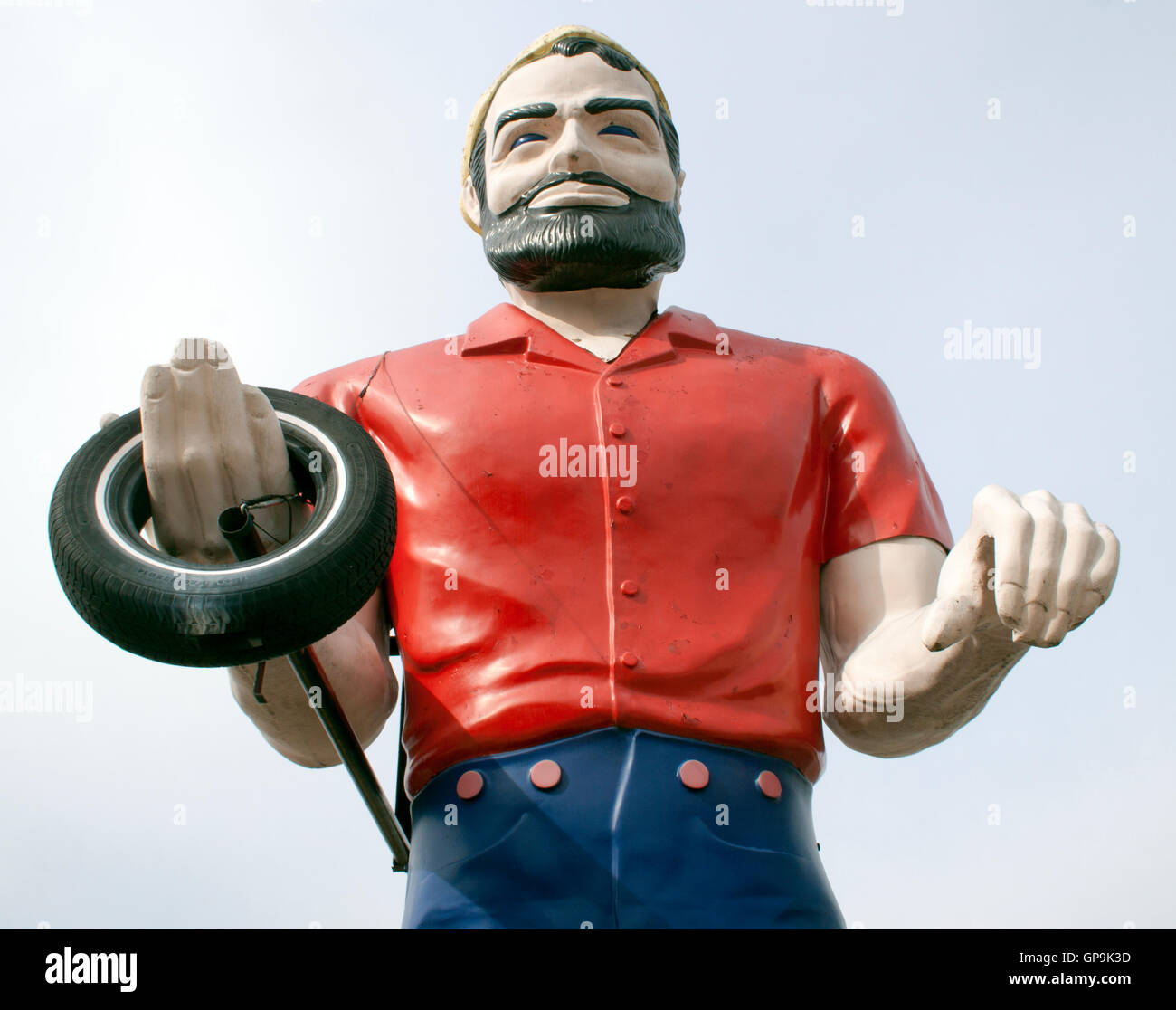 Il marmitta con una gomma si erge a tutta altezza ad Atlanta, Georgia, un classico gigante che simboleggia la cultura vintage americana e automobilistica. Foto Stock