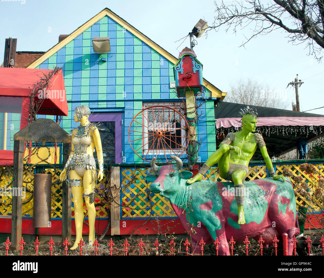 Il Papermoon Diner a Baltimora, Maryland, trabocca di manichini colorati, arte funky e arredi eclettici per un'esperienza culinaria indimenticabile. Foto Stock