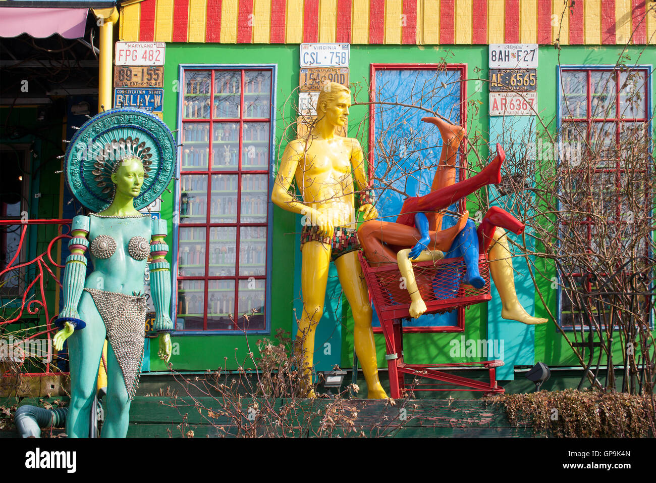 Il Papermoon Diner a Baltimora, Maryland, trabocca di manichini colorati, arte funky e arredi eclettici per un'esperienza culinaria indimenticabile. Foto Stock