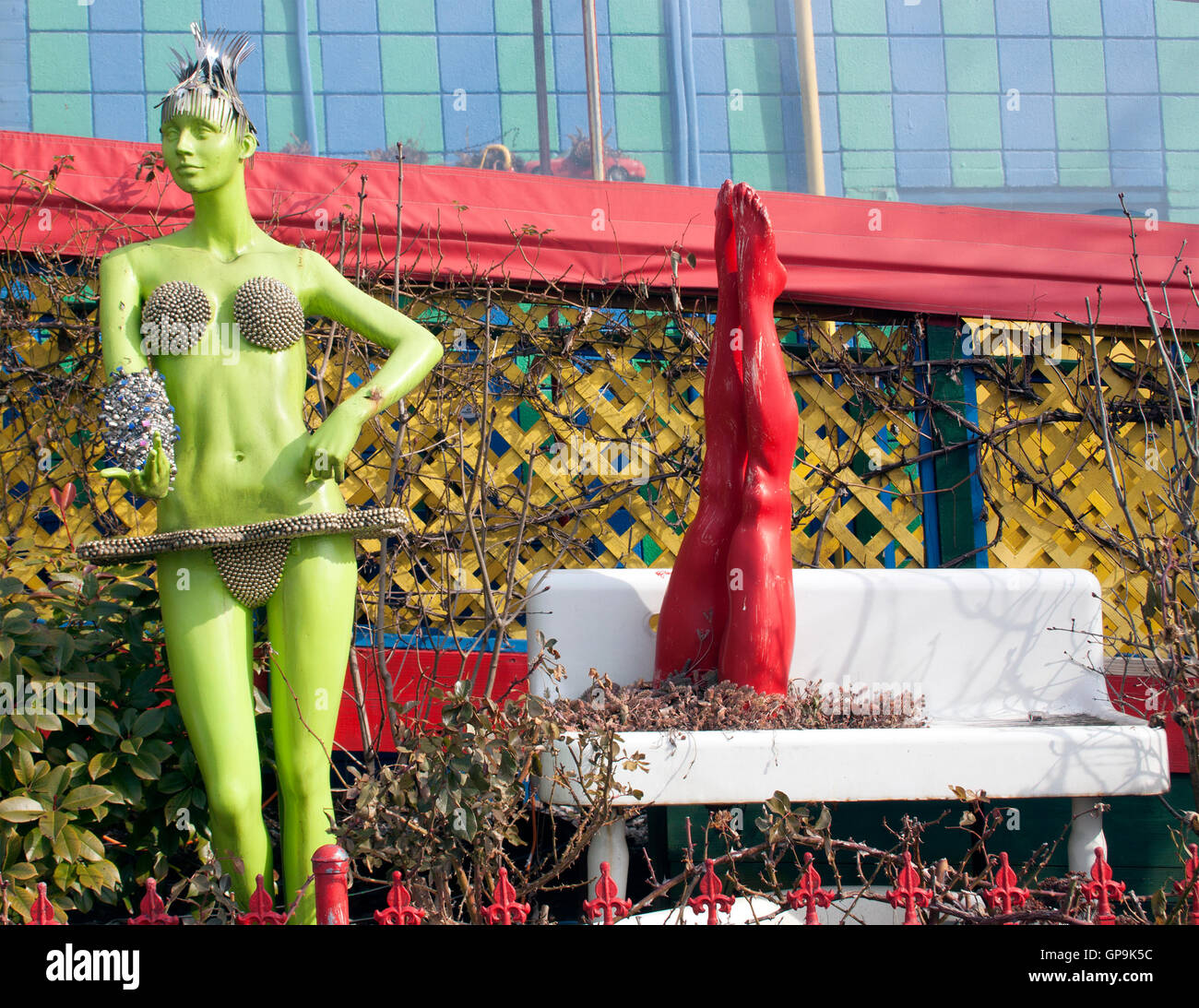 Il Papermoon Diner a Baltimora, Maryland, trabocca di manichini colorati, arte funky e arredi eclettici per un'esperienza culinaria indimenticabile. Foto Stock