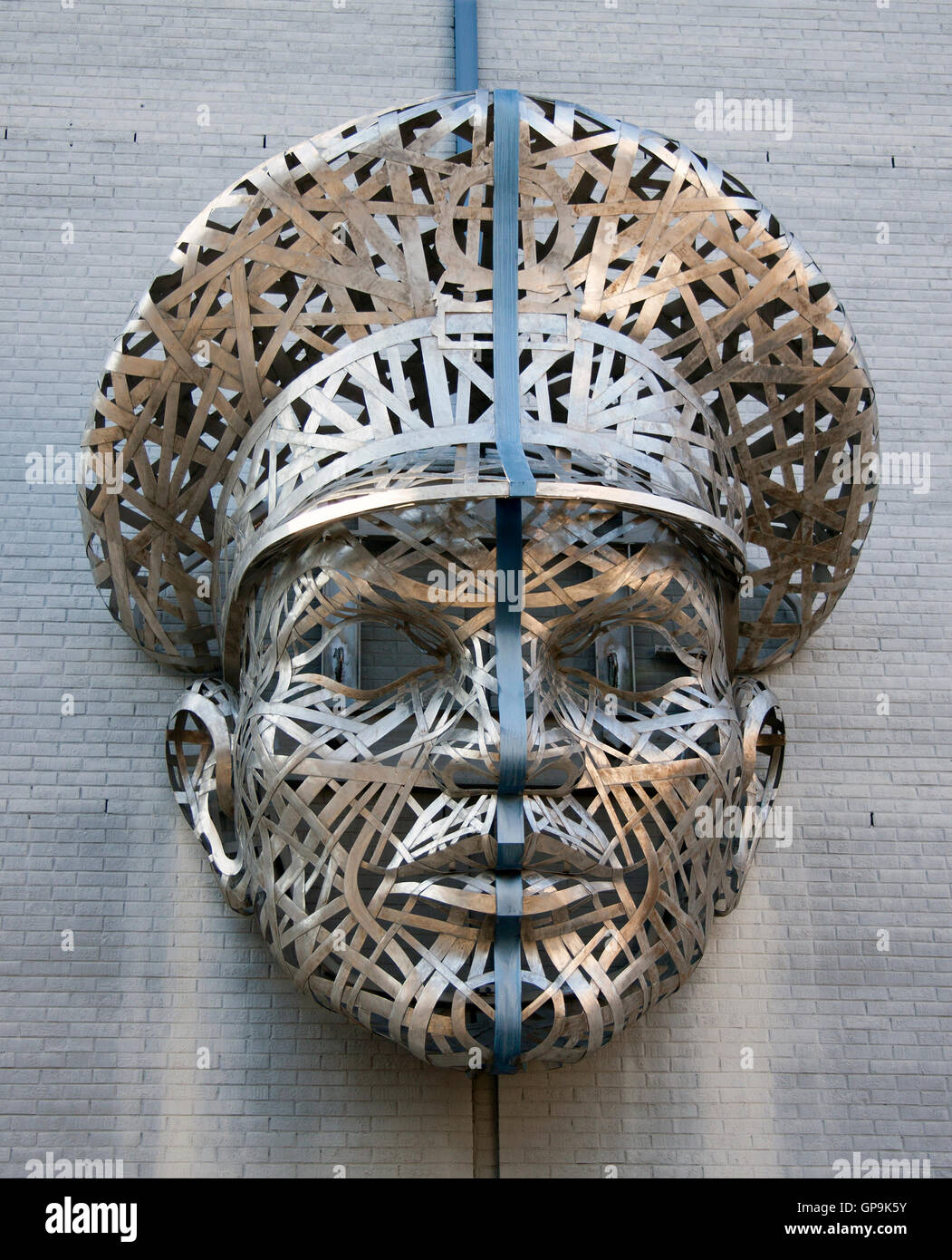 La scultura in metallo della testa della polizia a Richmond, Virginia, è intitolata "Thin Blue Line" e si trova sul lato del quartier generale della polizia di Richmond. Foto Stock
