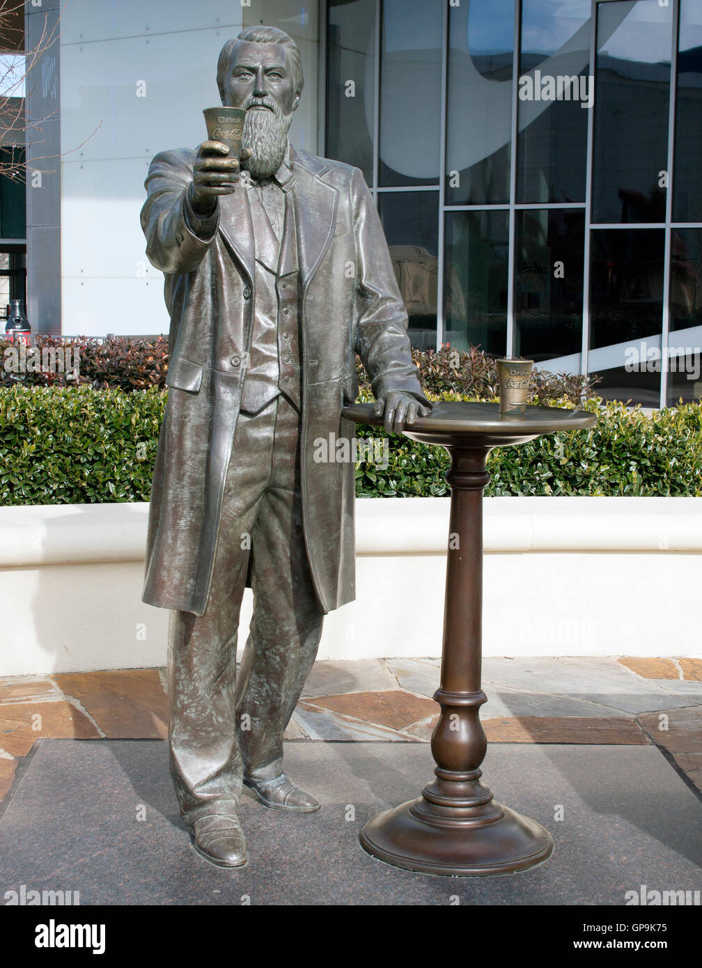 Immergiti nella storia della Coca-Cola, dalla sua formula segreta agli annunci e alle bevande vintage da tutto il mondo in questo museo di Atlanta. Foto Stock