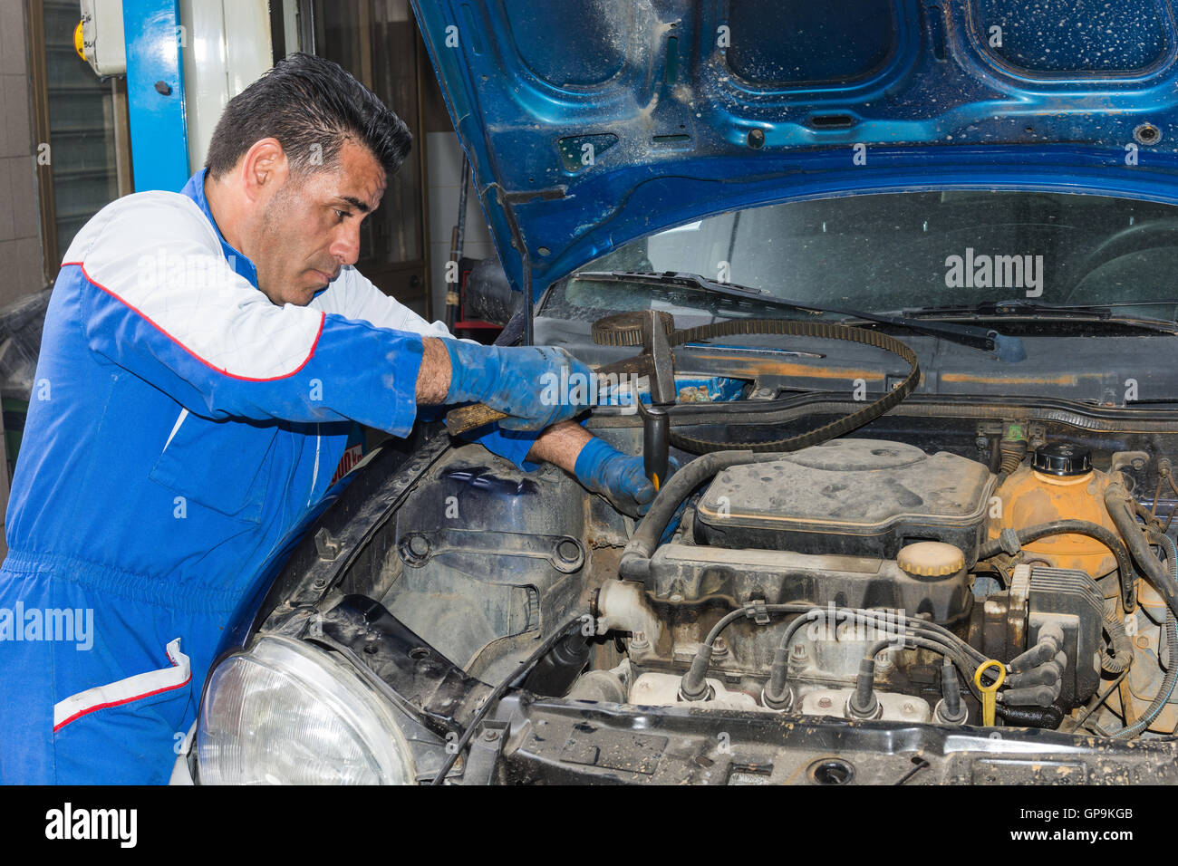 Auto fissaggio meccanico di un motore nel suo garage. copia di spazio. Foto Stock