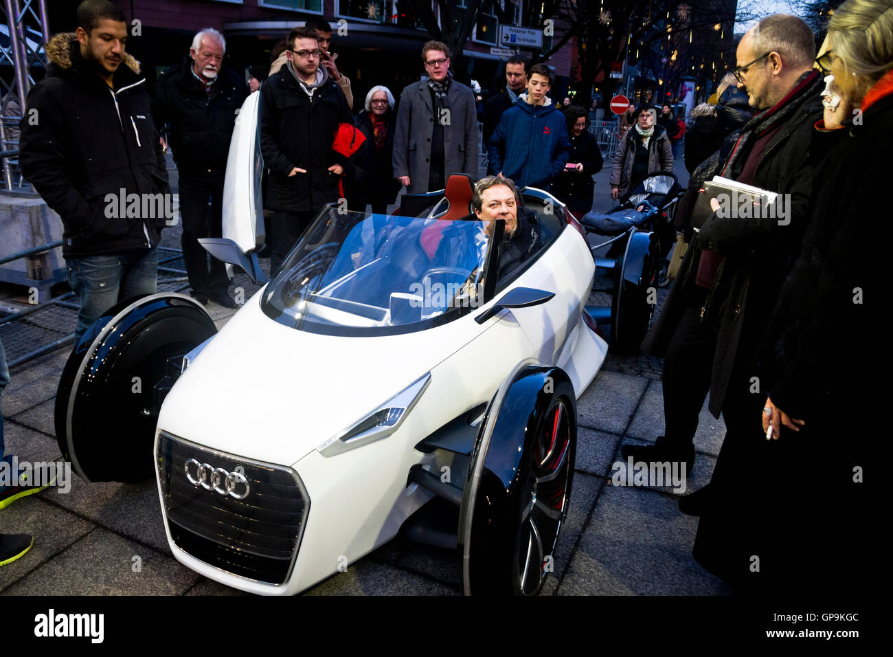 Un uomo in una concept car Audi si blocca sul marciapiede fuori dal Potsdamer Platz Theater di Berlino, Germania. Foto Stock