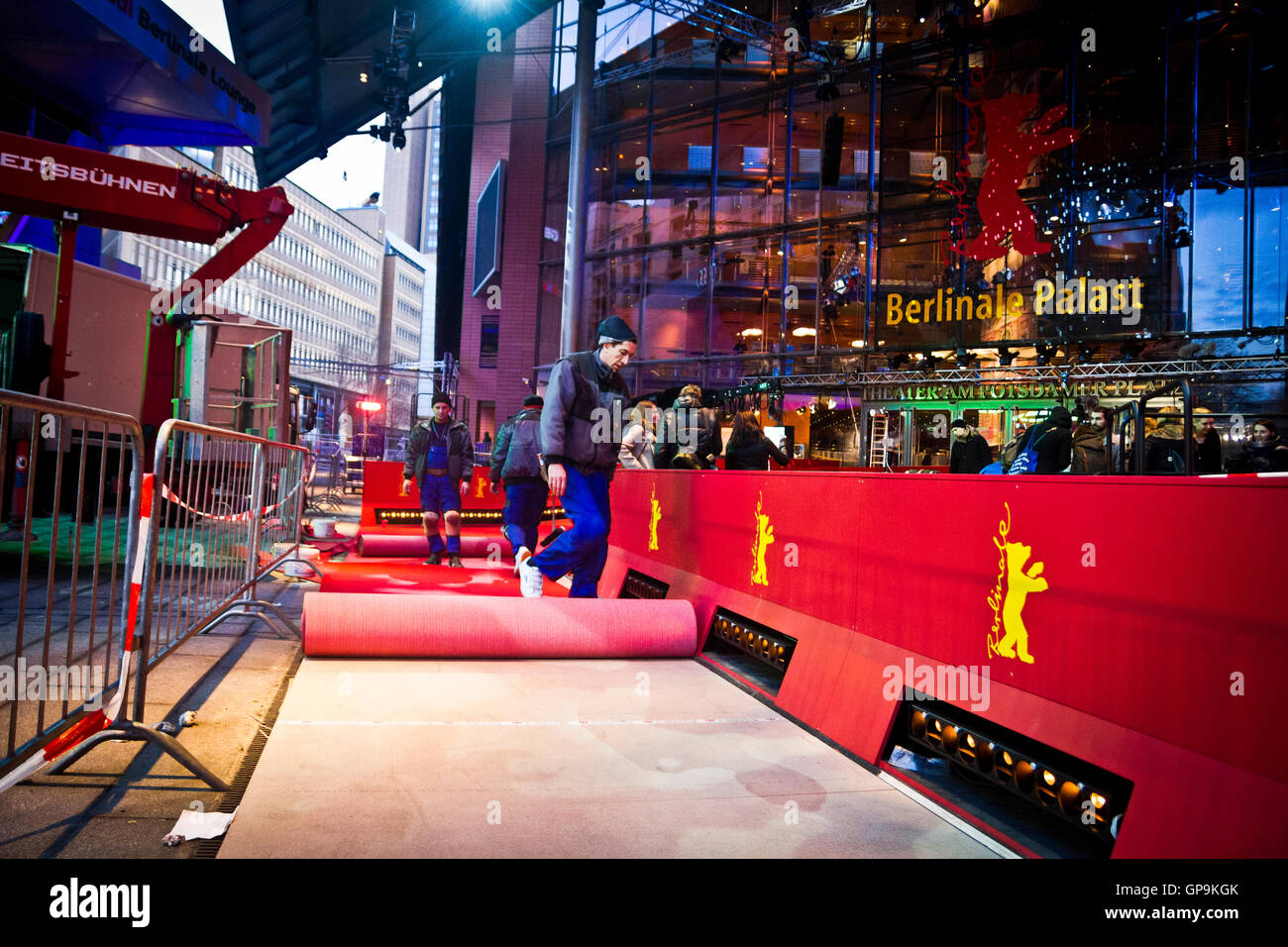 Lavoratori srotolando il tappeto rosso al di fuori della Potsdamer Platz Theater di Berlino, Germania. Foto Stock