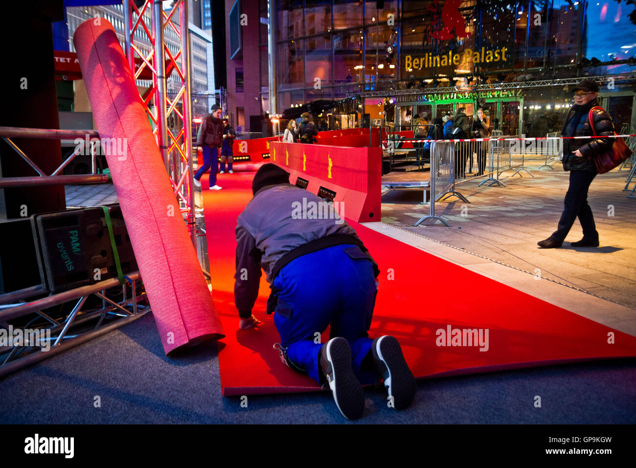 Lavoratori srotolando il tappeto rosso al di fuori della Potsdamer Platz Theater di Berlino, Germania. Foto Stock