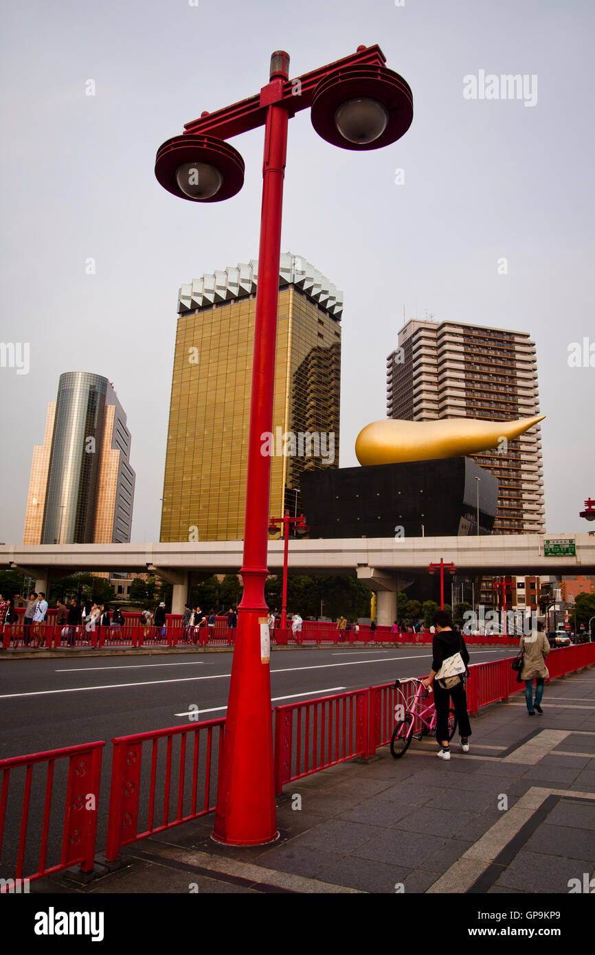 La gente sul ponte da Asahi Breweries HQ in Tokyo, Giappone Foto Stock