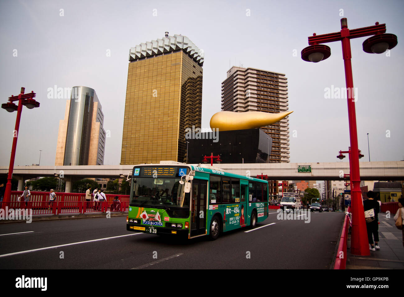 Una unità di bus da Asahi Breweries HQ in Tokyo, Giappone Foto Stock