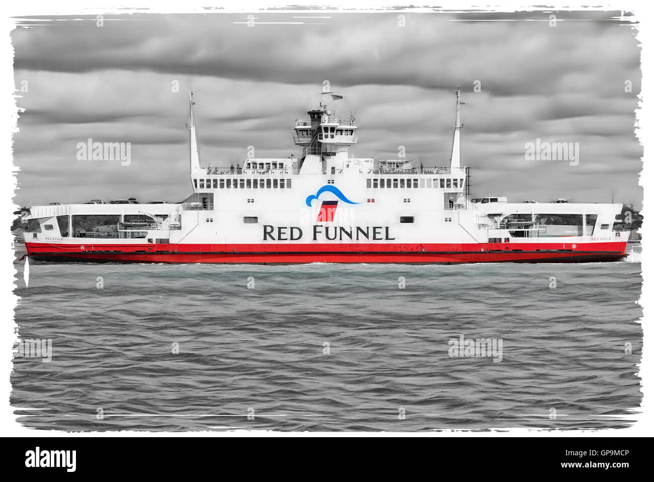 Un imbuto rosso il servizio di traghetto in Southampton acqua. Foto Stock