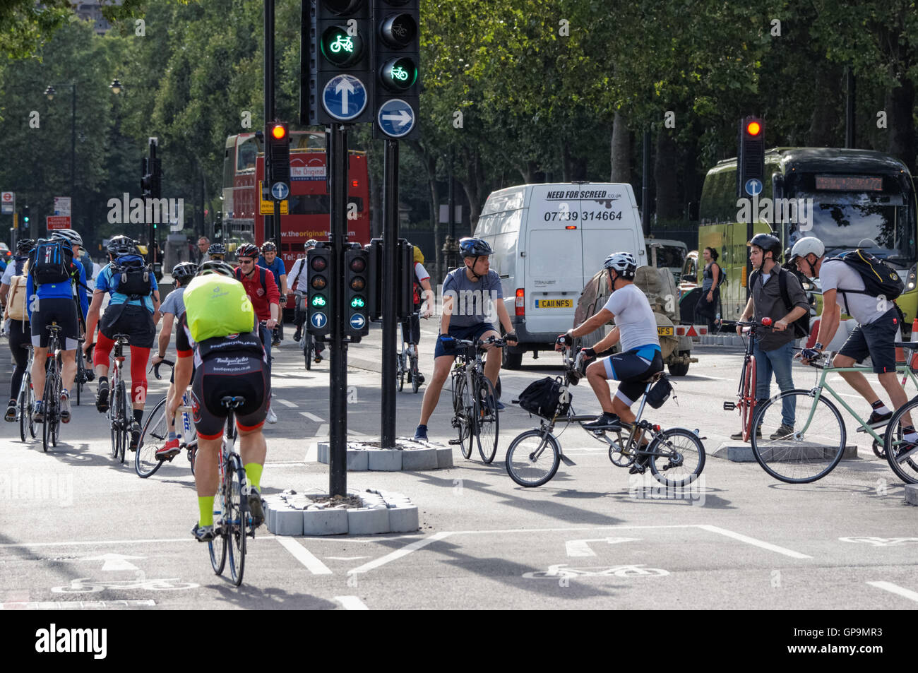 Ciclisti su Cycle SuperHighway 3, Cycleway 3 vicino al ponte Blackfriars, Londra Inghilterra Regno Unito Foto Stock