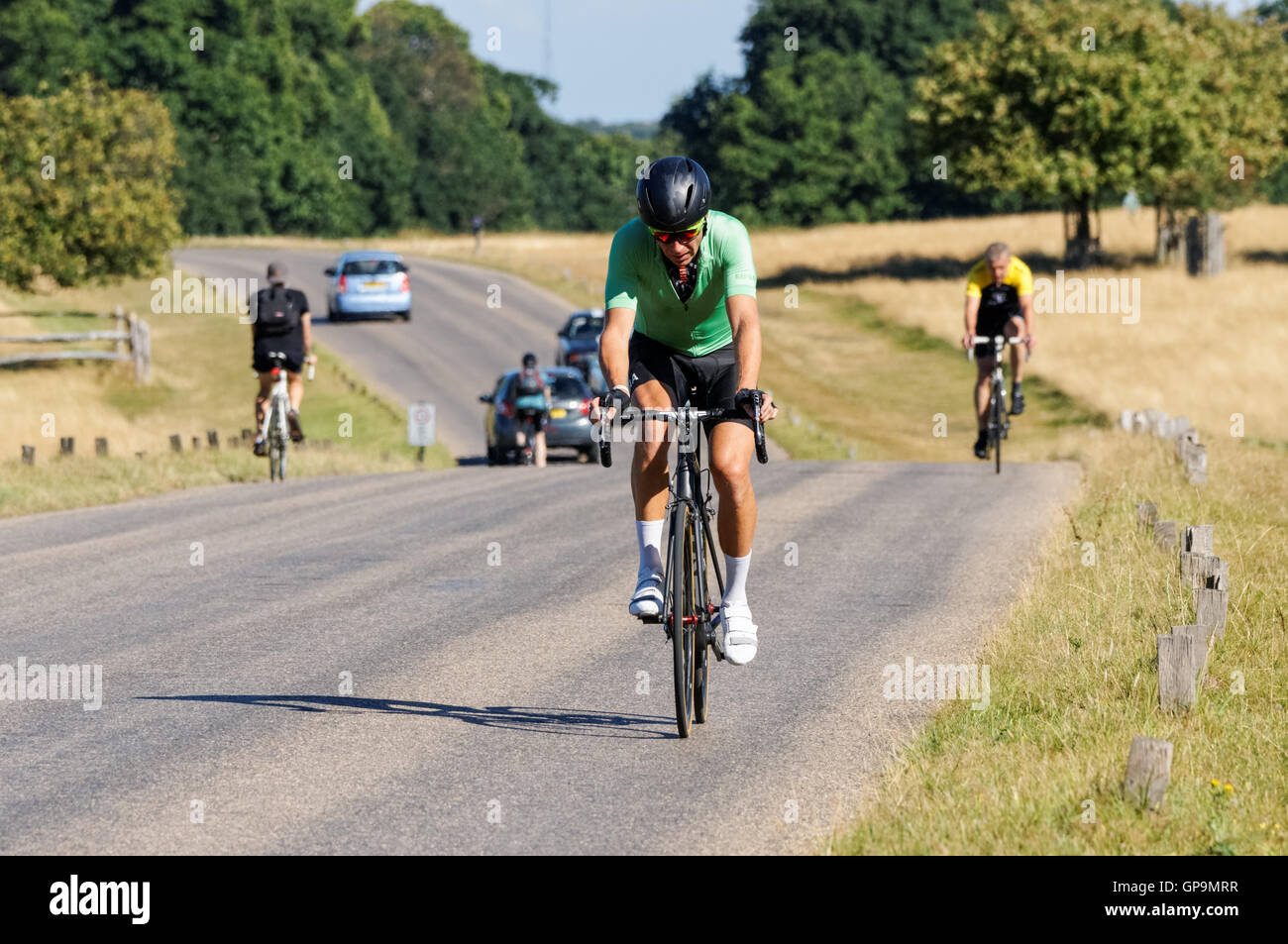 I ciclisti in Richmond Park sulla Sawyer's Hill, Londra England Regno Unito Regno Unito Foto Stock