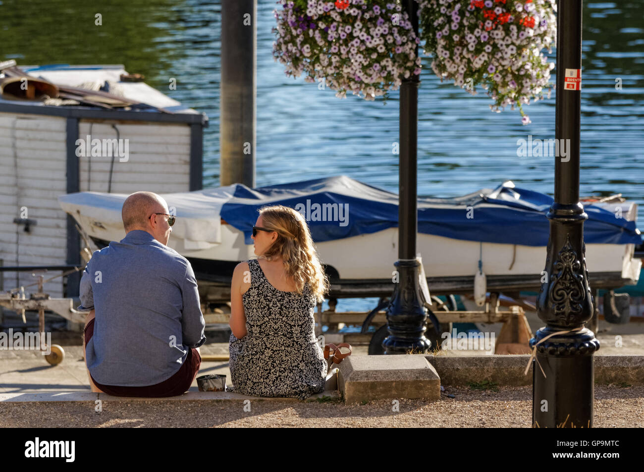 Le persone che si godono la giornata di sole su Richmond Riverside, Londra England Regno Unito Regno Unito Foto Stock