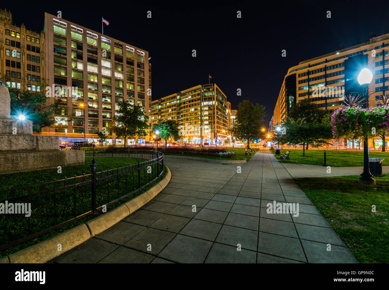 Una lunga esposizione di Farragut Square nel centro cittadino di Washington, il Distretto di Columbia Foto Stock