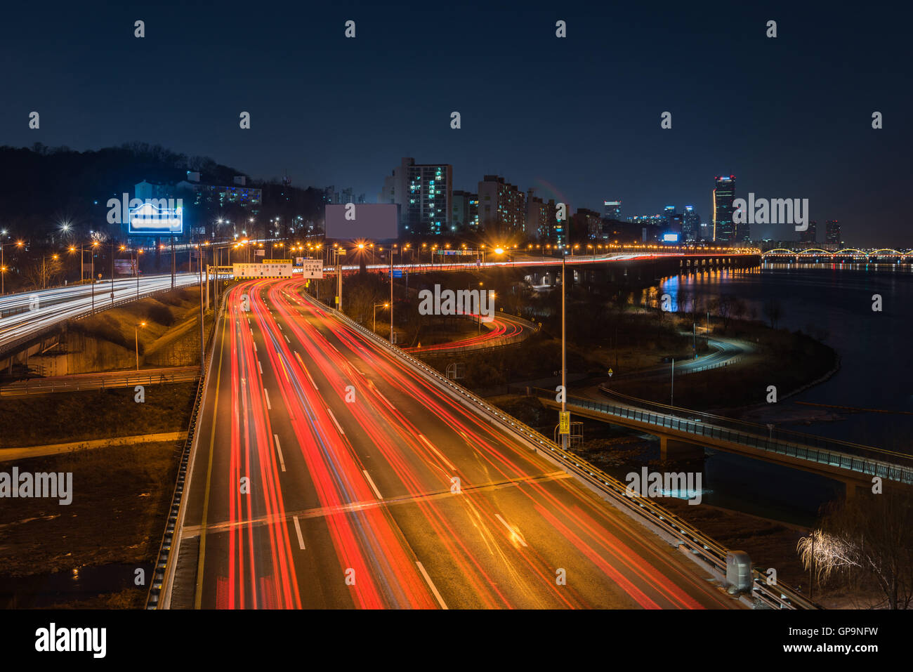 Corea,il traffico nella città di Seoul, Seoul COREA skyline notturno. Foto Stock