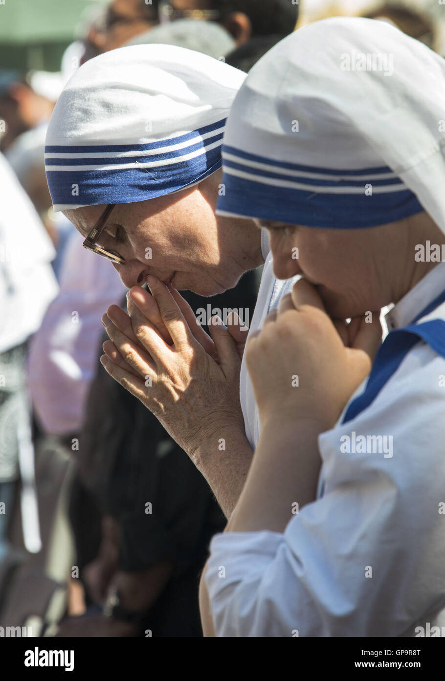 Madre Teresa sorelle nella preghiera durante la canonizzazione di santa Teresa di Calcutta Foto Stock