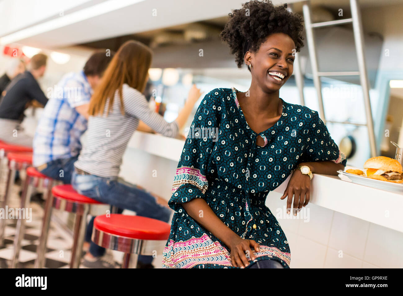 Giovane africano donna americana nel diner Foto Stock