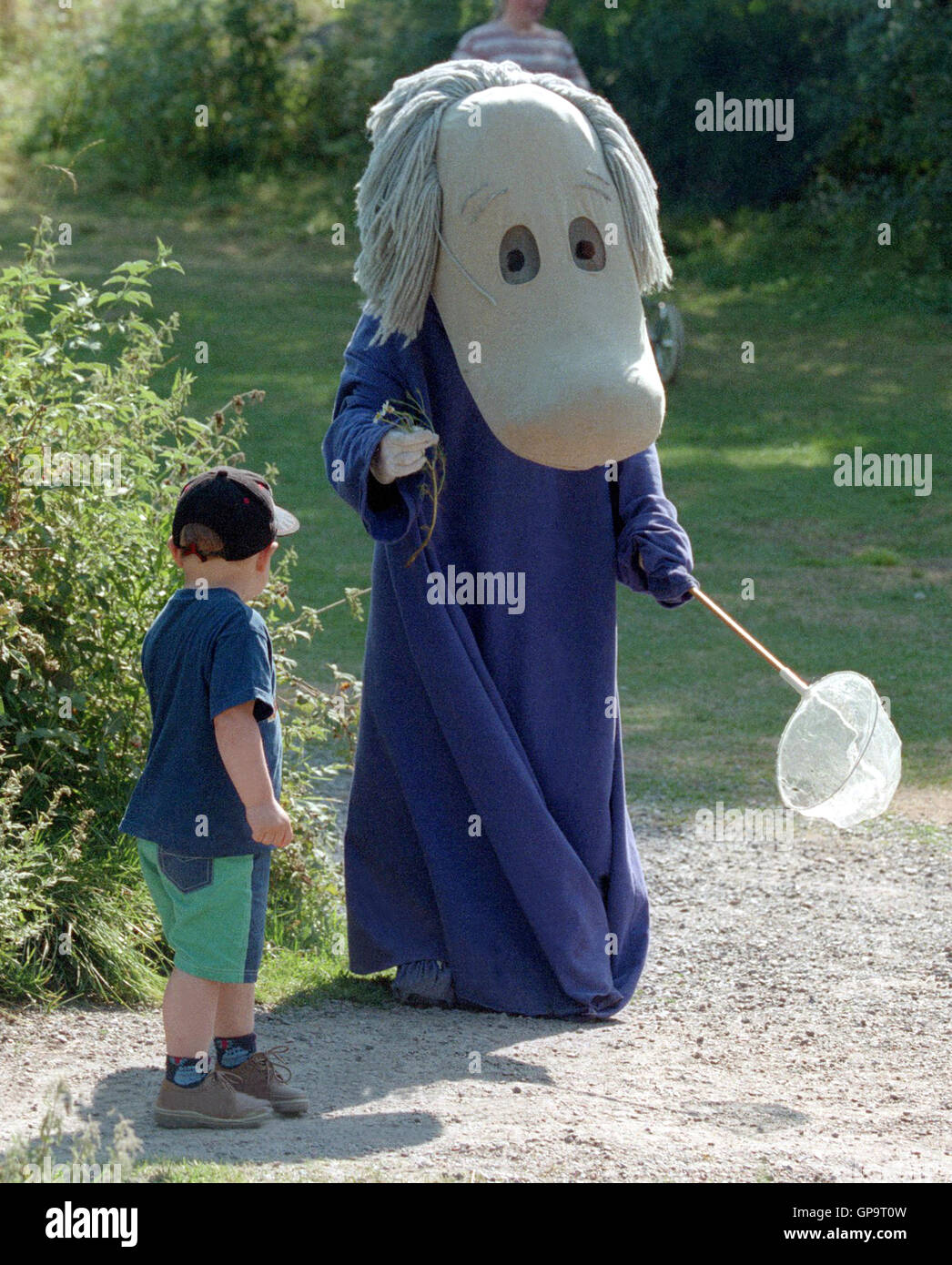 Moomin con bambini divertito dai personaggi di fiabe Foto Stock