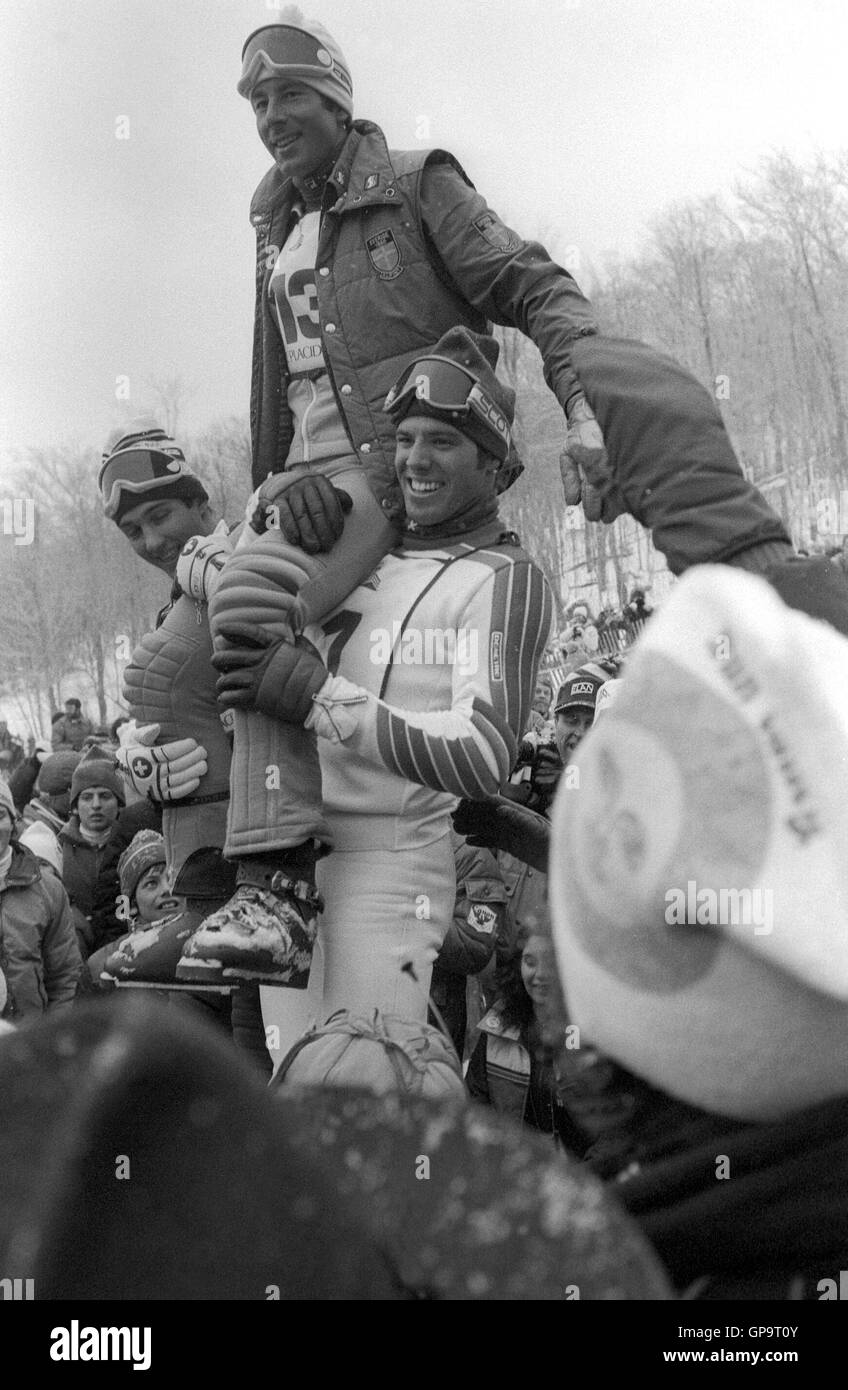 INGEMAR STENMARK Svezia salutato da Swiss Jacque Lühty terza e Phil Mahre noi 2 in slalom olimpico della concorrenza a Olympic Foto Stock