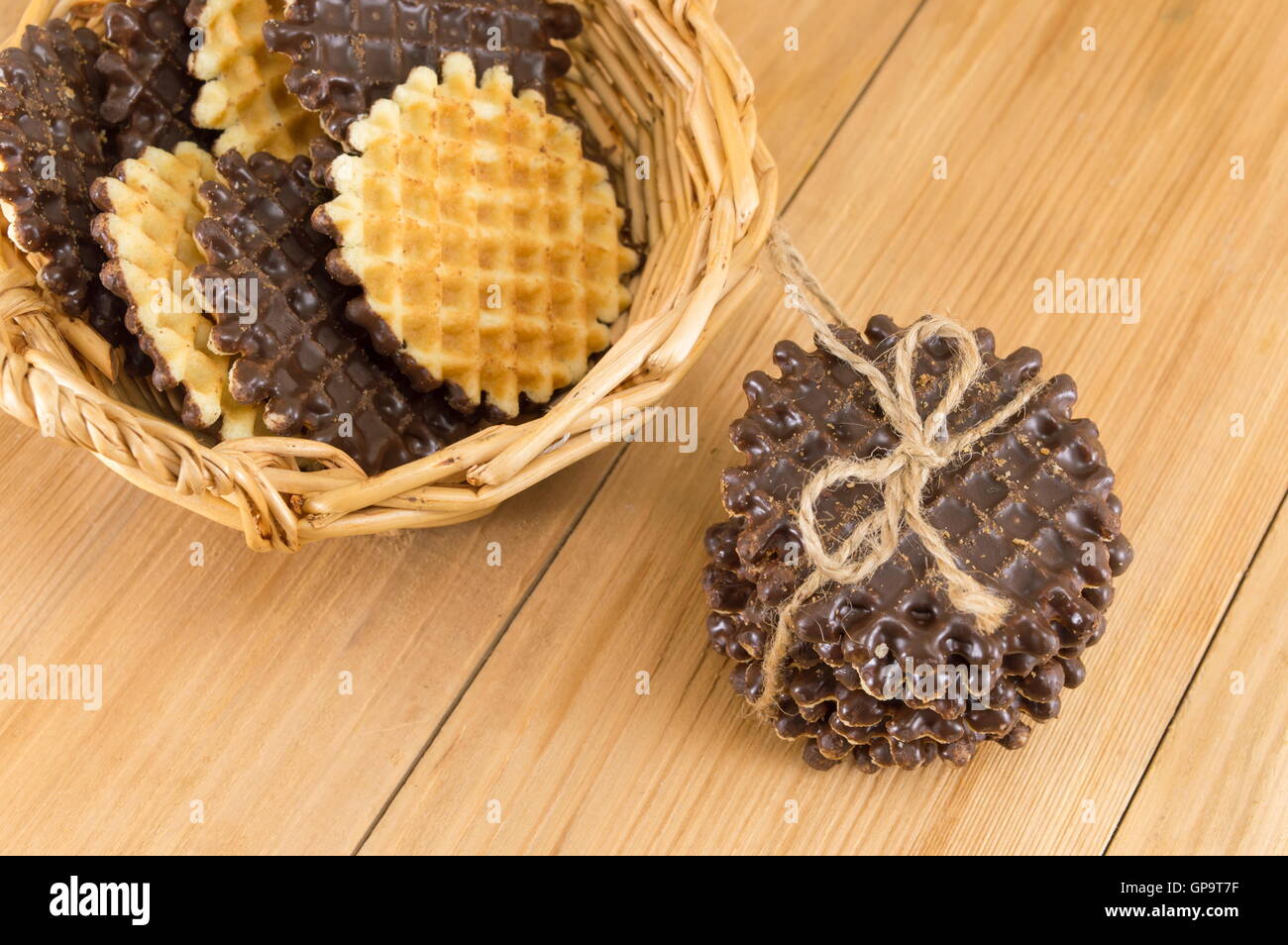 Ricoperta di cioccolato round biscotti caserecci disposizione rustico Foto Stock