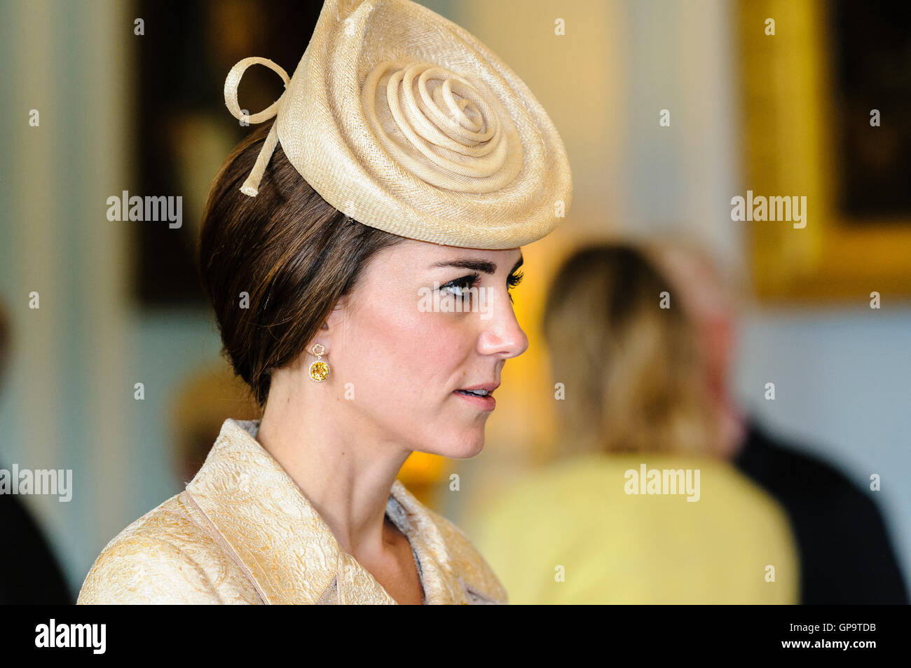 HILLSBOROUGH, IRLANDA DEL NORD. 14 GIU 2016: Catherine (Kate), la Duchessa di Cambridge, chat per gli ospiti Foto Stock