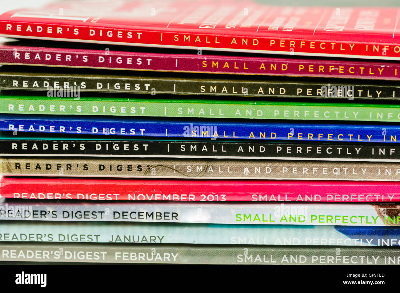 Pila di Reader's Digest riviste. Foto Stock