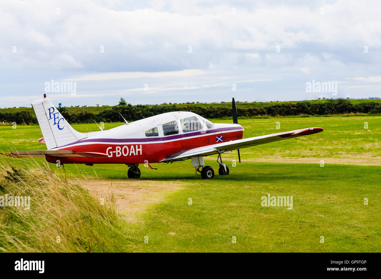 G-BOAH Piper PA-28-161 (1984) sull'erba in corrispondenza di un aerodromo. Foto Stock