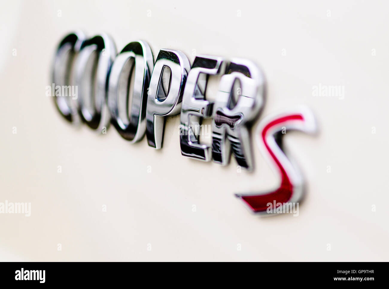 Mini Cooper S badge su un pepe bianco auto Foto Stock