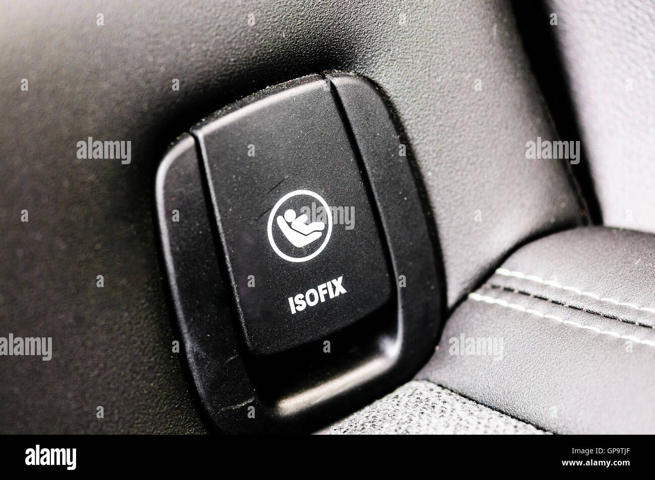 Sistema ISOFIX per il punto di ancoraggio sul sedile posteriore di una  macchina Foto stock - Alamy