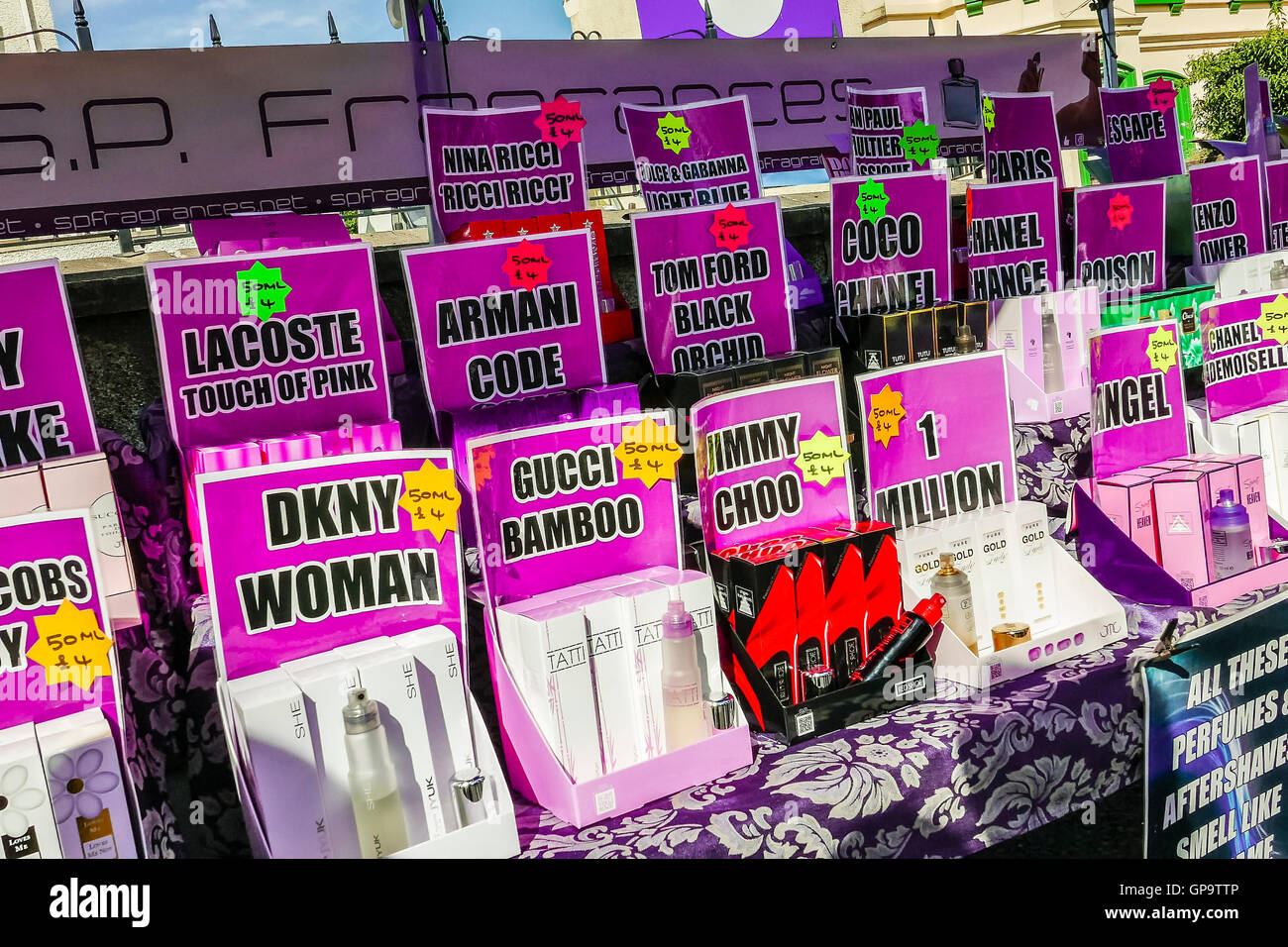 Profumi per la vendita su un mercato in stallo, detto a somigliare a ben noti i nomi di marca. Foto Stock