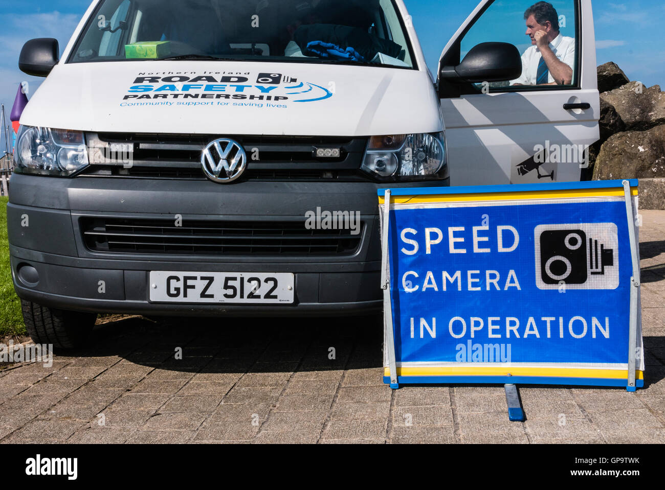 Segno di avvertimento di un autovelox detector van. Foto Stock