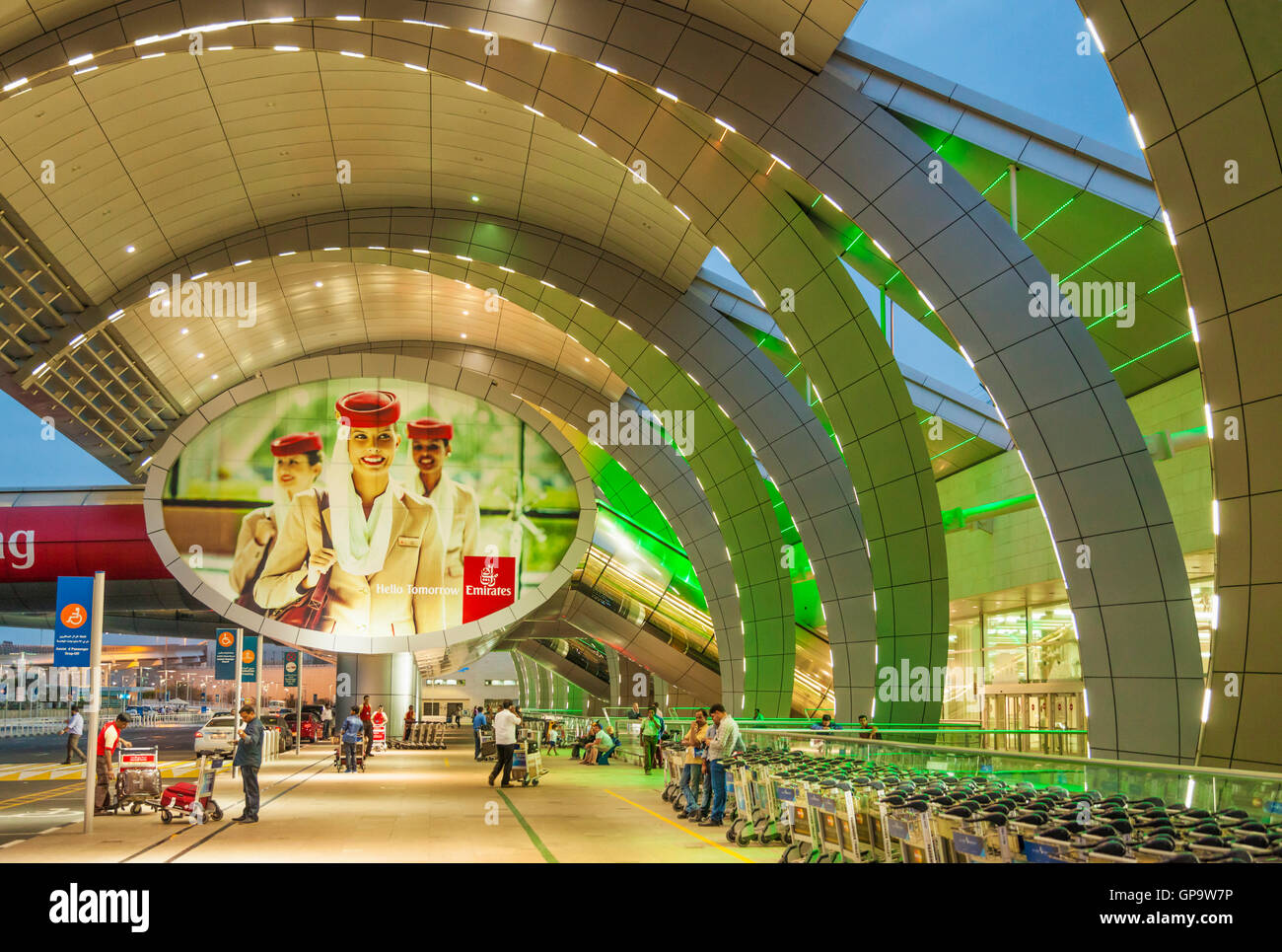 Aeroporto Internazionale di Dubai di notte, città di Dubai, Emirati Arabi Uniti, Emirati arabi uniti, Medio Oriente Foto Stock
