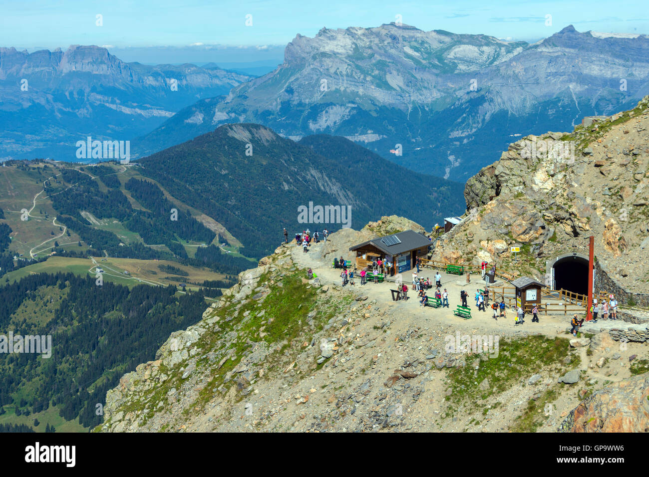 La Folla di escursionisti, alpinisti e turisti presso il Nid d'Aigle, Mont Blanc Tram, Chamonix, Francia Foto Stock