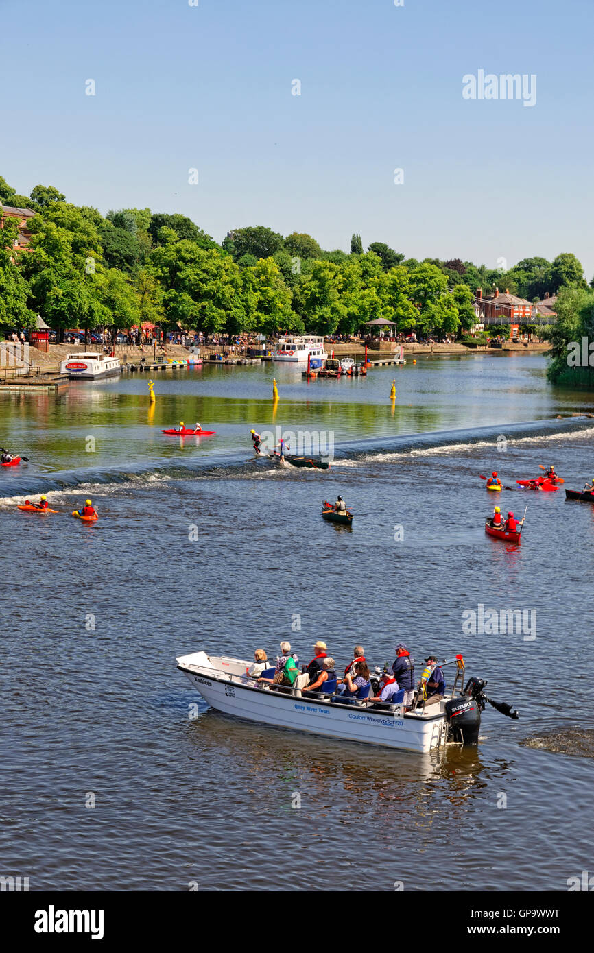 Tempo libero in barca sul fiume Dee a Chester, capoluogo di contea di Cheshire, Inghilterra. Regno Unito Foto Stock