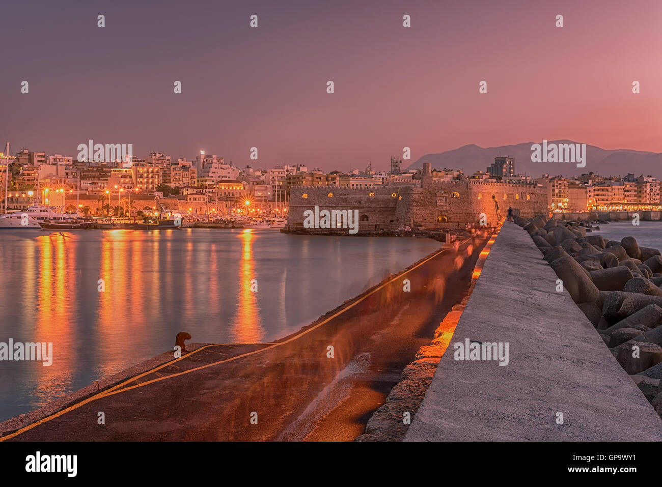 Il porto e la Città Vecchia di Heraklion, Creta, Grecia Foto Stock