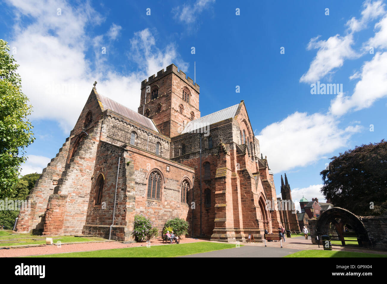 Vista da sud ovest della cattedrale di Carlisle, Cumbria, England, Regno Unito Foto Stock