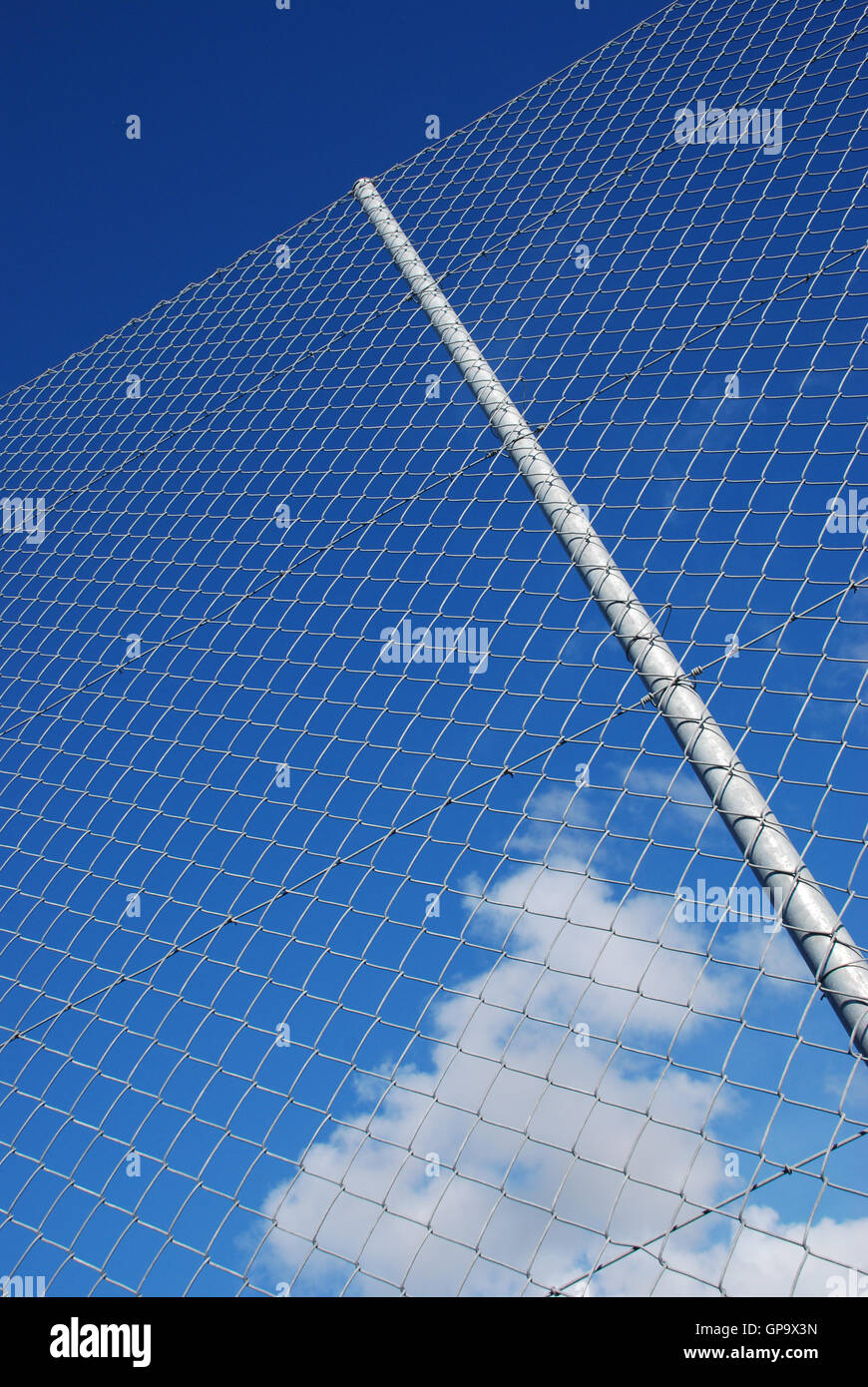 Una barriera di recinzione reti contro il cielo Foto Stock