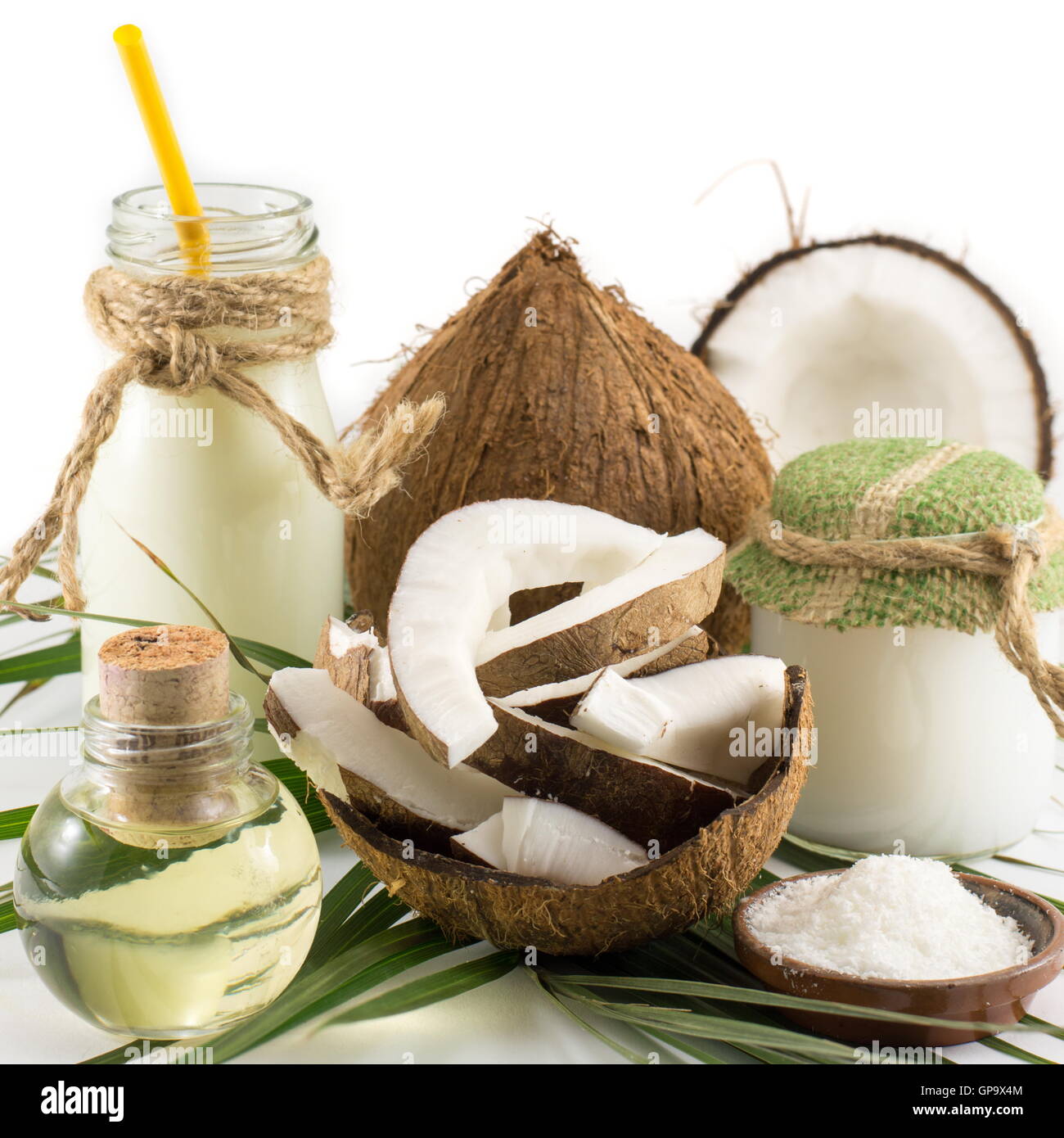 Prodotti di cocco con frutta fresca latte e olio Foto Stock